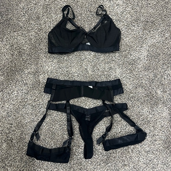 Lingerie 4 piece set - Picture 2 of 2